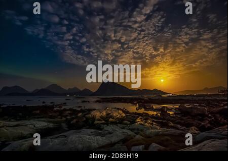 Silhouette di montagna al tramonto, Lofoten, Nordland, Norvegia Foto Stock