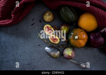 Verdure fresche su sfondo grigio con spazio per la copia. Foto dall'alto di butternut, zucca gemma, carota di zucca d'oro, fichi, patate dolci, cipolla. Foto Stock