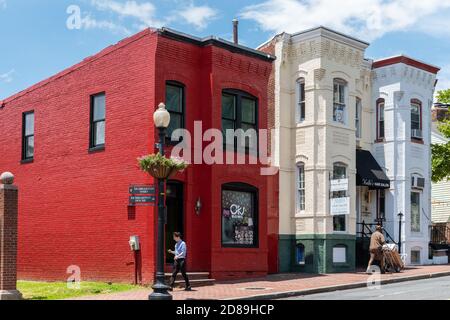 Un edificio rosso luminoso che ospita un ristorante asiatico OKI Bowl su Wisconsin Avenue NW a Georgetown, Washington DC Foto Stock