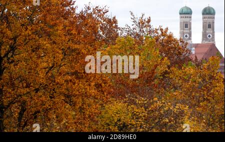 Monaco, Germania. 28 Ott 2020. La Frauenkirche si può vedere dietro alberi scoloriti autunnalmente. Credit: Sven Hoppe/dpa/Alamy Live News Foto Stock