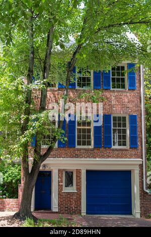 Una casa cittadina di stile tradizionale a tre piani in Q Street NW nello storico quartiere alberato di Georgetown a Washington DC. Foto Stock