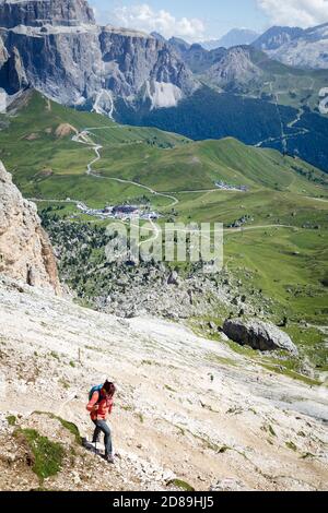 Donna escursioni in Dolomiti, Belluno, Italia Foto Stock