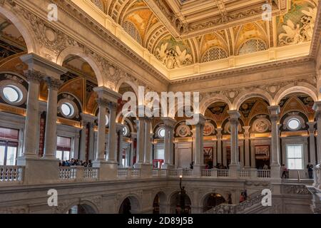 Coppie di colonne si trovano al secondo piano della Grande Sala della Biblioteca del Congresso Jefferson Building a Washington, DC. Foto Stock