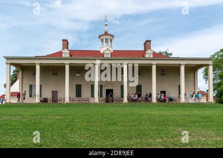 Il fronte est della Mansion del Monte Vernon, con la sua caratteristica piazza a due piani attraversata la lunghezza dell'edificio per catturare fresche brezze nelle giornate calde Foto Stock