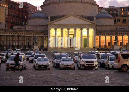 Tutti i tassisti di Napoli si sono riuniti in Piazza del Plebiscito per segnalare le difficoltà della loro professione a causa della continua restrizione. Foto Stock