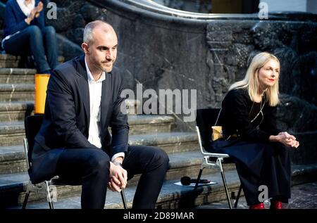 Hannover, Germania. 28 Ott 2020. Belit Onay (Bündnis 90/Die Grünen), sindaco della città di Hannover, E Melanie Botzki, un membro del personale dell'ufficio preparatorio per la domanda per la capitale della cultura 2025, siedono nel municipio e reagiscono delusi dopo l'annuncio della decisione sulla capitale della cultura 2025 in Germania. La decisione è stata presa a Chemnitz. Credit: Hauke-Christian Dittrich/dpa/Alamy Live News Foto Stock