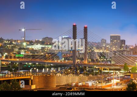 Tacoma, Washington, Stati Uniti d'America cityscape con East 21st Street Bridge di notte. Foto Stock