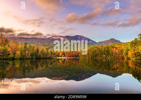 Table Rock Mountain, Pickens, South Carolina, USA vista lago in autunno al tramonto. Foto Stock