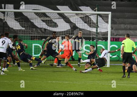 Swansea, Regno Unito. 27 Ott 2020. I giocatori di Stoke City e il portiere della città di Stoke Angus Gunn difendono il loro goalmouth mentre Andre Ayew di Swansea City (r) ha un colpo alla partita di campionato Goal.EFL Skybet, Swansea City / Stoke City al Liberty Stadium di Swansea martedì 27 ottobre 2020. Questa immagine può essere utilizzata solo per scopi editoriali. Solo per uso editoriale, è richiesta una licenza per uso commerciale. Nessun utilizzo nelle scommesse, nei giochi o nelle pubblicazioni di un singolo club/campionato/giocatore. pic di Andrew Orchard/Andrew Orchard sports photography/Alamy Live news Credit: Andrew Orchard sports photography/Alamy Live News Foto Stock