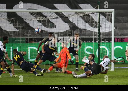 Swansea, Regno Unito. 27 Ott 2020. I giocatori di Stoke City e il portiere della città di Stoke Angus Gunn difendono il loro goalmouth mentre Andre Ayew di Swansea City (r) ha un colpo alla partita di campionato Goal.EFL Skybet, Swansea City / Stoke City al Liberty Stadium di Swansea martedì 27 ottobre 2020. Questa immagine può essere utilizzata solo per scopi editoriali. Solo per uso editoriale, è richiesta una licenza per uso commerciale. Nessun utilizzo nelle scommesse, nei giochi o nelle pubblicazioni di un singolo club/campionato/giocatore. pic di Andrew Orchard/Andrew Orchard sports photography/Alamy Live news Credit: Andrew Orchard sports photography/Alamy Live News Foto Stock