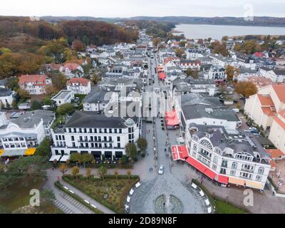 Binz, Germania. 28 Ott 2020. Gli escursionisti camminano attraverso la strada dello shopping nella località balneare baltica di Binz, sull'isola di Rügen. (Vista aerea con un drone). I governi federali e statali vogliono avere una presa sulle cifre drasticamente crescenti dell'infezione corona con massicce restrizioni di contatto nel corso del mese di novembre. In tutta la Germania, le misure entreranno in vigore già il 2 novembre, e non come originariamente previsto nel progetto di risoluzione del governo federale del 4 novembre. Credit: Stefan Sauer/dpa-Zentralbild/dpa/Alamy Live News Foto Stock