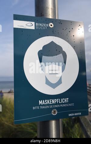 Binz, Germania. 28 Ott 2020. Un segno dell'amministrazione del centro termale con la scritta "Mask duty" appende sul molo. I governi federali e statali vogliono avere una presa sulle cifre drasticamente crescenti dell'infezione corona con massicce restrizioni di contatto nel corso del mese di novembre. In tutta la Germania, le misure entreranno in vigore già il 2 novembre e non come originariamente previsto nel progetto di risoluzione del governo federale del 4 novembre. Credit: Stefan Sauer/dpa-Zentralbild/dpa/Alamy Live News Foto Stock