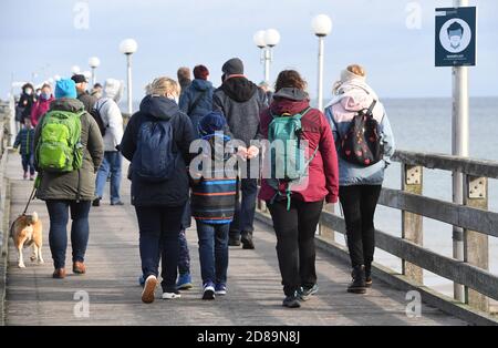 Binz, Germania. 28 Ott 2020. Un segno dell'amministrazione del centro termale con la scritta "Mask duty" appende sul molo. I governi federali e statali vogliono avere una presa sulle cifre drasticamente crescenti dell'infezione corona con massicce restrizioni di contatto nel corso del mese di novembre. In tutta la Germania, le misure entreranno in vigore già il 2 novembre e non come originariamente previsto nel progetto di risoluzione del governo federale del 4 novembre. Credit: Stefan Sauer/dpa-Zentralbild/dpa/Alamy Live News Foto Stock