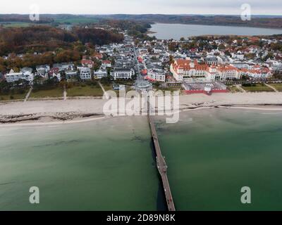 Binz, Germania. 28 Ott 2020. Gli escursionisti camminano sulla spiaggia nella località baltica di Binz sull'isola di Rügen. (Vista aerea con un drone). I governi federali e statali vogliono avere una presa sulle cifre drasticamente crescenti dell'infezione corona con massicce restrizioni di contatto nel corso del mese di novembre. In tutta la Germania, le misure entreranno in vigore già il 2 novembre, e non come originariamente previsto nel progetto di risoluzione del governo federale del 4 novembre. Credit: Stefan Sauer/dpa-Zentralbild/dpa/Alamy Live News Foto Stock