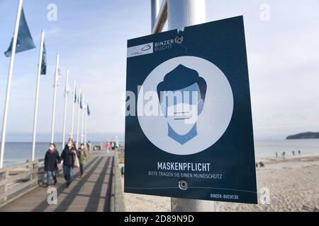 Binz, Germania. 28 Ott 2020. Un segno dell'amministrazione del centro termale con la scritta "Mask duty" appende sul molo. I governi federali e statali vogliono avere una presa sulle cifre drasticamente crescenti dell'infezione corona con massicce restrizioni di contatto nel corso del mese di novembre. In tutta la Germania, le misure entreranno in vigore già il 2 novembre e non come originariamente previsto nel progetto di risoluzione del governo federale del 4 novembre. Credit: Stefan Sauer/dpa-Zentralbild/dpa/Alamy Live News Foto Stock