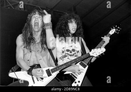 ZWOLLE, PAESI BASSI - FEBR 11, 1984: Metallica si esibisce in diretta sul palco durante il loro primo concerto nei Paesi Bassi all'IJsselhal di Zwolle. Foto Stock