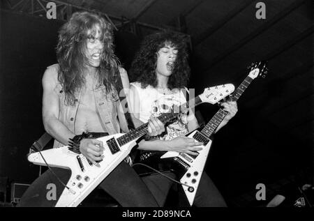 ZWOLLE, PAESI BASSI - FEBR 11, 1984: Metallica si esibisce in diretta sul palco durante il loro primo concerto nei Paesi Bassi all'IJsselhal di Zwolle. Foto Stock