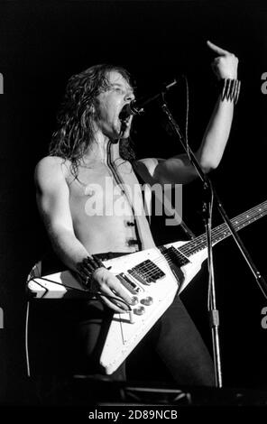 ZWOLLE, PAESI BASSI - FEBR 11, 1984: Metallica si esibisce in diretta sul palco durante il loro primo concerto nei Paesi Bassi all'IJsselhal di Zwolle. Foto Stock