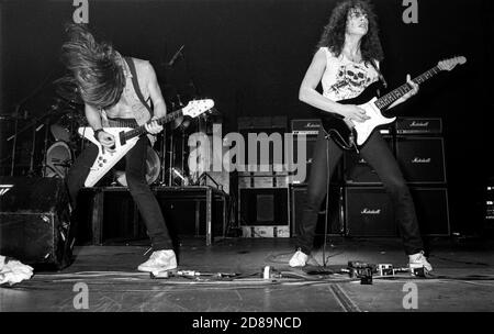 ZWOLLE, PAESI BASSI - FEBR 11, 1984: Metallica si esibisce in diretta sul palco durante il loro primo concerto nei Paesi Bassi all'IJsselhal di Zwolle. Foto Stock