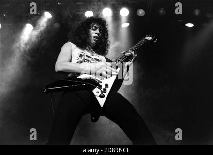 ZWOLLE, PAESI BASSI - FEBR 11, 1984: Metallica si esibisce in diretta sul palco durante il loro primo concerto nei Paesi Bassi all'IJsselhal di Zwolle. Foto Stock