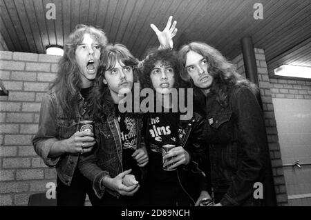 ZWOLLE, PAESI BASSI - FEBR 11, 1984: Metallica nello spogliatoio poco prima del loro primo concerto nei Paesi Bassi all'IJsselhal di Zwolle. Foto Stock