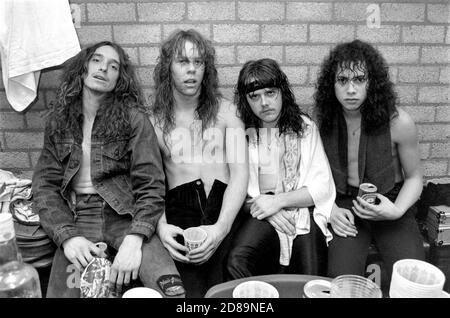 ZWOLLE, PAESI BASSI - FEBR 11, 1984: Metallica nello spogliatoio subito dopo il loro primo concerto nei Paesi Bassi all'IJsselhal di Zwolle. Foto Stock