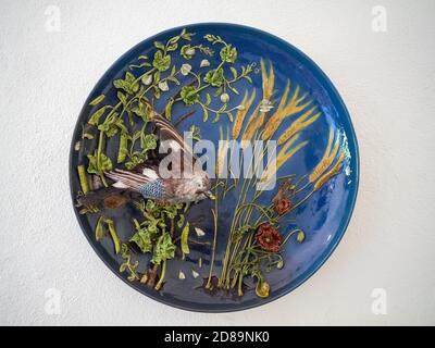 Piatto di ceramica Rafael Bordalo Pinheiro con uccello e cereali Foto Stock