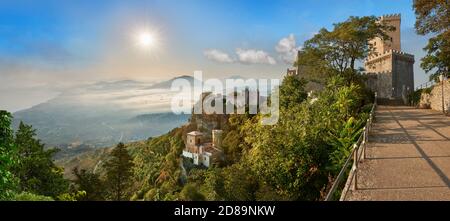 Vista del castello normanno di Venere sopra la piccola Torretta Pepoli Erice, che si affaccia attraverso le nuvole al mare sottostante Foto Stock