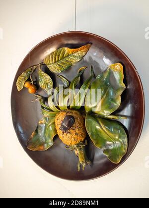 Piatto in ceramica Rafael Bordalo Pinheiro con ananas Foto Stock