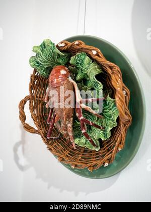 Rafael Bordalo Pinheiro piatto di ceramica con aragosta in un cesto Foto Stock