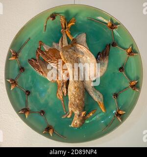 Rafael Bordalo Pinheiro piatto di ceramica con gioco Foto Stock