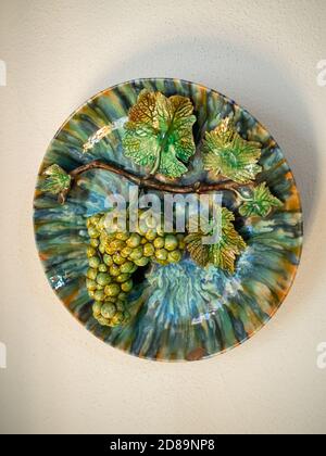 Piatto di ceramica Rafael Bordalo Pinheiro con decorazioni d'uva Foto Stock