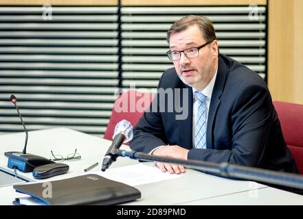 Hannover, Germania. 28 Ott 2020. Klaus Wichmann (AFD), membro del parlamento statale della bassa Sassonia, interviene durante una conferenza stampa. L'AFD in bassa Sassonia prevede di espellere i tre membri del parlamento responsabili dello scoppio della fazione statale del partito. Credit: Hauke-Christian Dittrich/dpa/Alamy Live News Foto Stock