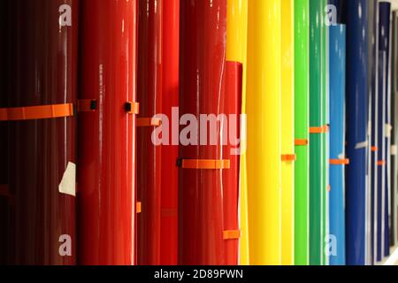 La pellicola colorata avvolgibile la pellicola adesiva in diversi colori Foto Stock