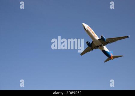 Jet 2 Holidays BOEING 737NG/MAX Plane, vista dal basso all'aeroporto di Leeds Bradford Foto Stock