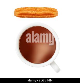 Churro con tazza di cioccolato caldo scuro isolato su sfondo bianco. Tradizionale cucina spagnola. Disposizione piatta, vista dall'alto Foto Stock