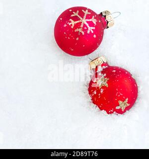 Decorazioni natalizie su uno sfondo di neve. Spazio di copia. Palle di Natale e carta di Capodanno. Vista dall'alto Foto Stock