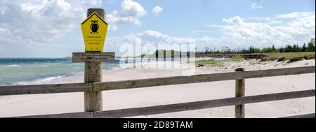 Recinzione blocca l'accesso al Parco Nazionale della Laguna di Pomerania Occidentale presso il Mar baltico vicino Zingst, Germania Foto Stock