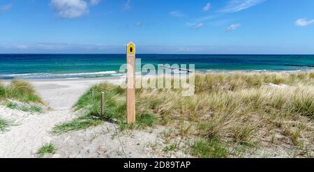 Accesso alla spiaggia presso il Parco Nazionale della Laguna di Pomerania Occidentale sul Mar baltico con cartello vicino a Zingst, Germania Foto Stock