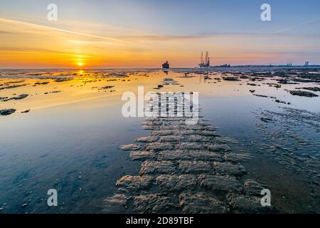 Grain Tower Battery all'Isola del grano con il Carro di perforazione ad olio Prospector 1 presso i moli Sheerness con il sole che sorge Foto Stock