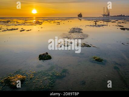 Grain Tower Battery all'Isola del grano con il Carro di perforazione ad olio Prospector 1 presso i moli Sheerness con il sole che sorge Foto Stock