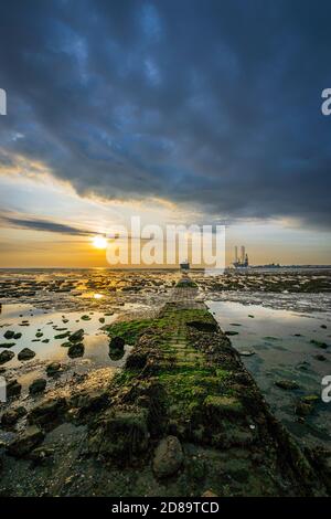 Grain Tower Battery all'Isola del grano con il Carro di perforazione ad olio Prospector 1 presso i moli Sheerness con il sole che sorge Foto Stock