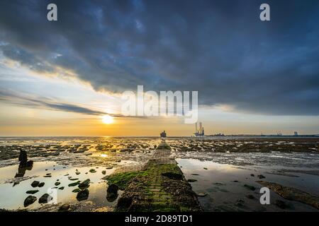 Grain Tower Battery all'Isola del grano con il Carro di perforazione ad olio Prospector 1 presso i moli Sheerness con il sole che sorge Foto Stock