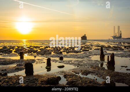 Grain Tower Battery all'Isola del grano con il Carro di perforazione ad olio Prospector 1 presso i moli Sheerness con il sole che sorge Foto Stock