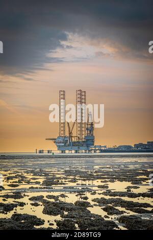 Grain Tower Battery all'Isola del grano con il Carro di perforazione ad olio Prospector 1 presso i moli Sheerness con il sole che sorge Foto Stock