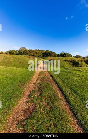 I bastioni e fossati difensivi di Badbury Rings Iron Age Hill Fort a Dorset, Inghilterra Foto Stock