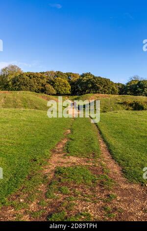 I bastioni e fossati difensivi di Badbury Rings Iron Age Hill Fort a Dorset, Inghilterra Foto Stock