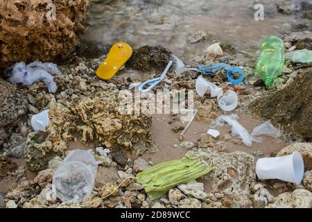 MAR ROSSO, SHARM EL SHEIKH, EGITTO - 18-26 OTTOBRE 2020: Detriti di plastica e maschere facciali sulla spiaggia nella zona di surf. Il coronavirus COVID-19 sta contribuendo a Foto Stock