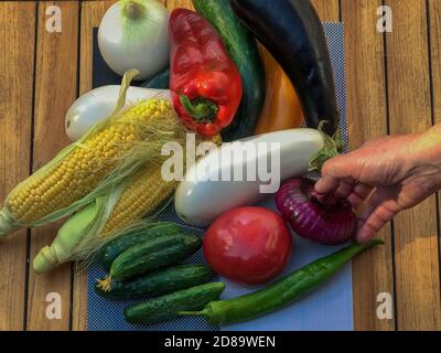 Mucchio di grande varietà di verdure biologiche fresche. Composizione creativa. Concetto di stile di vita sano. Su sfondo rustico in legno. Primo piano. Foto Stock