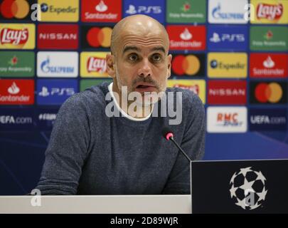 Coach of Manchester City Pep Guardiola risponde ai media durante la conferenza stampa post-partita dopo la UEFA Champions League, Group Stage, C. Foto Stock